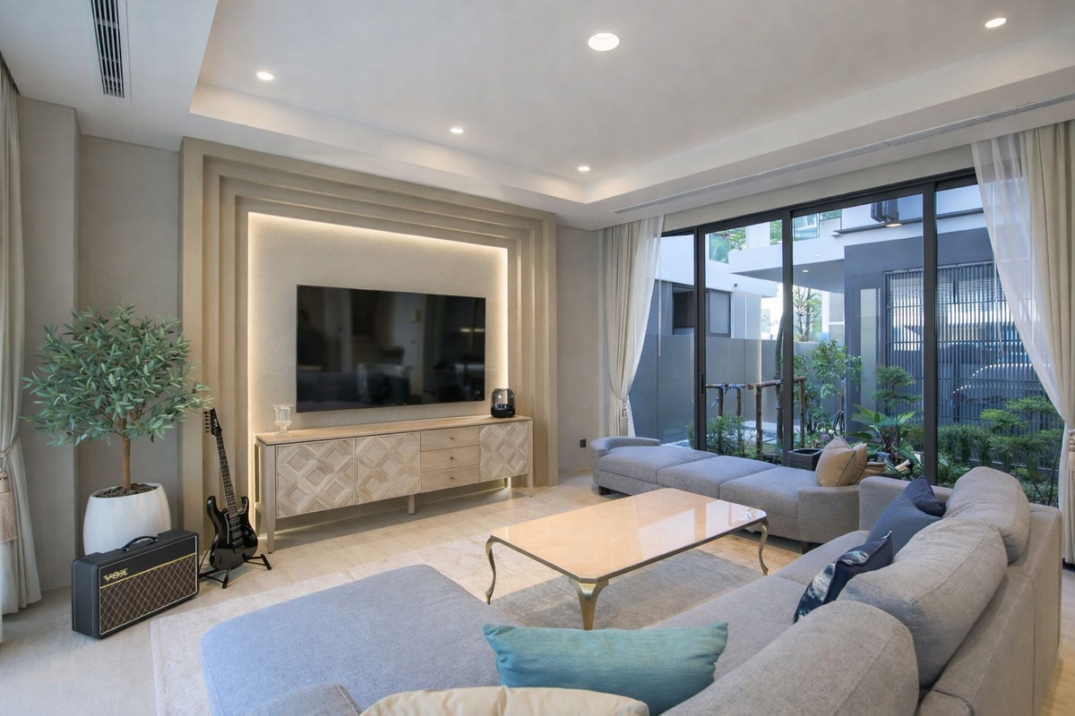 ให้เช่าบ้านพัฒนาการ ศรีนครินทร์ : 🔹 The Urban Reserve  🔹•	Private pool • elevator •	5 Bedrooms •	6 Bathrooms 	•	1 Maid’s room • Fully furnished with imported designer furniture from Chanintr, Euro Creations, Arkitektura
