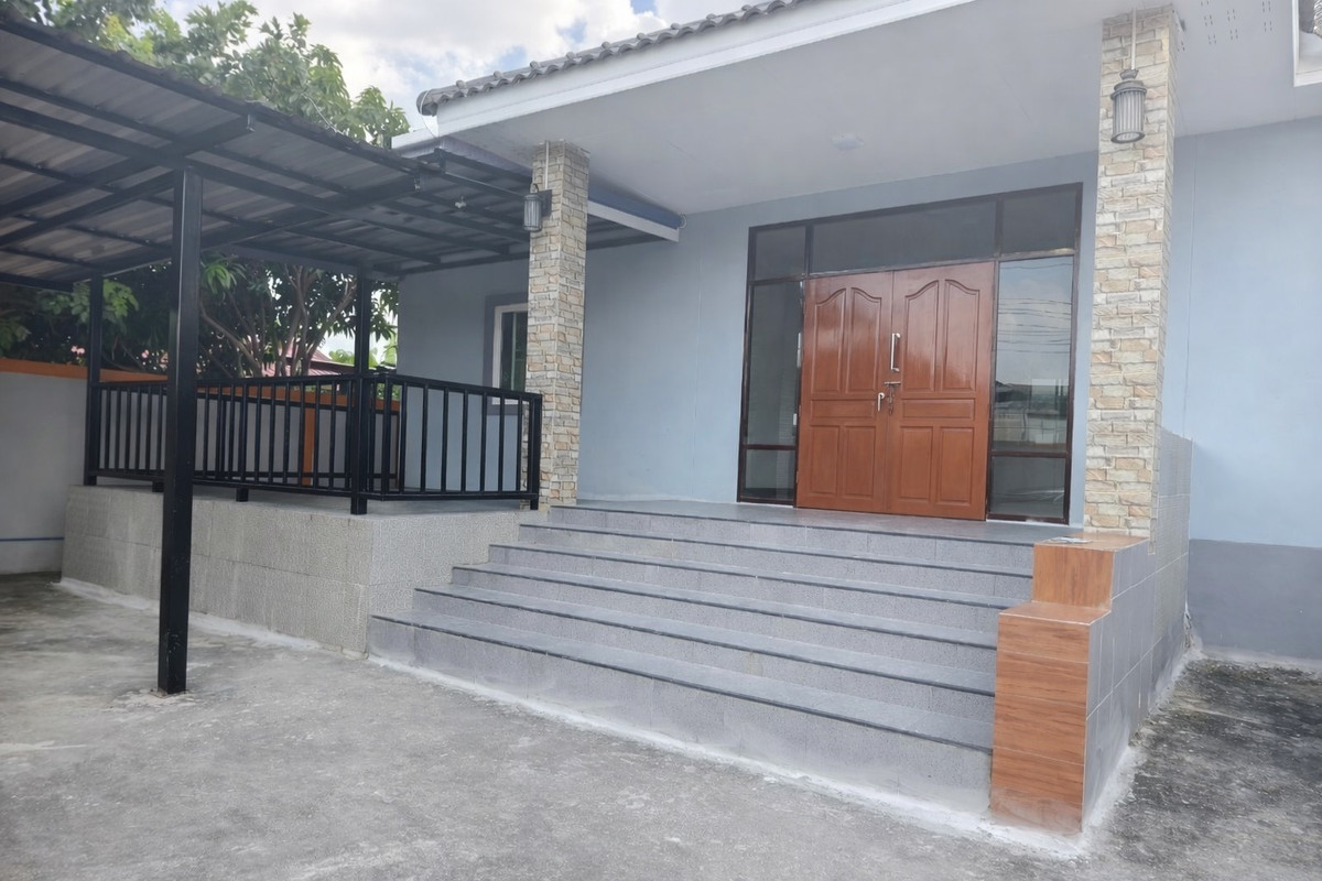 For RentHouseLadkrabang, Suwannaphum Airport : Single house for rent Soi Lat Krabang 14/1, large, private house.