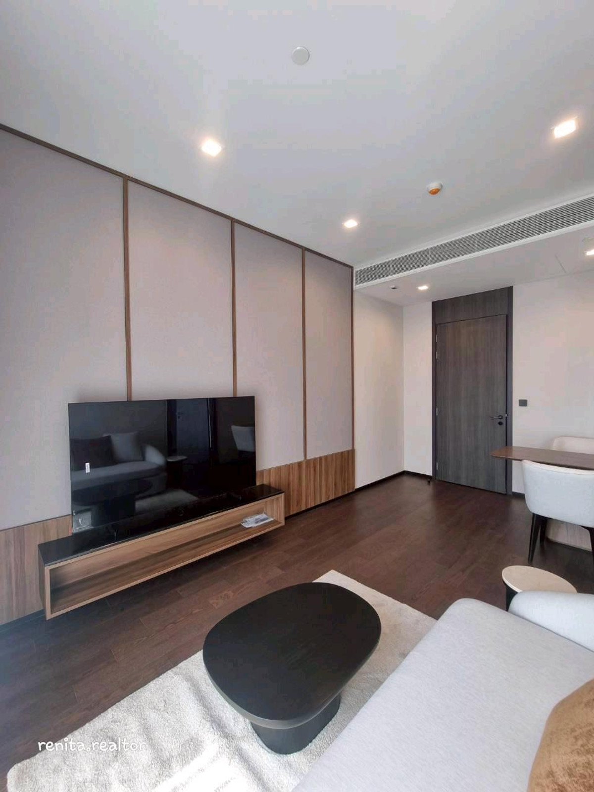 ให้เช่าคอนโดสุขุมวิท อโศก ทองหล่อ : ปล่อยเช่าคอนโดหรู AESTIQ Thonglor – ห้องสวย เลี้ยงสัตว์ได้ (Pet-Friendly) ใจกลางทองหล่อ! 🐾✨