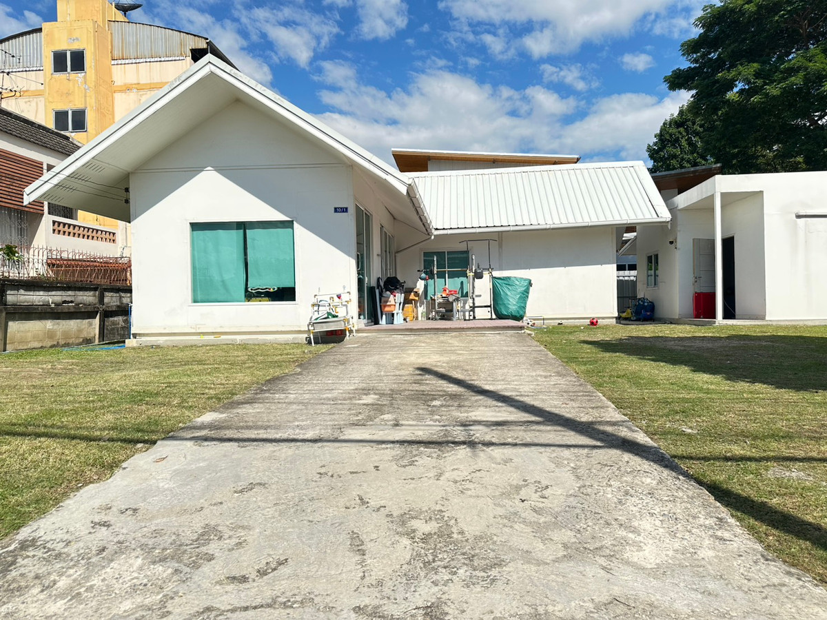 For SaleLandPattanakan, Srinakarin : S-LPNK101 Land for sale, leveled and ready for construction, Soi Phatthanakan 69, 50,000 baht per square wa, total selling price only 6.35 million baht. 098-254-5162 