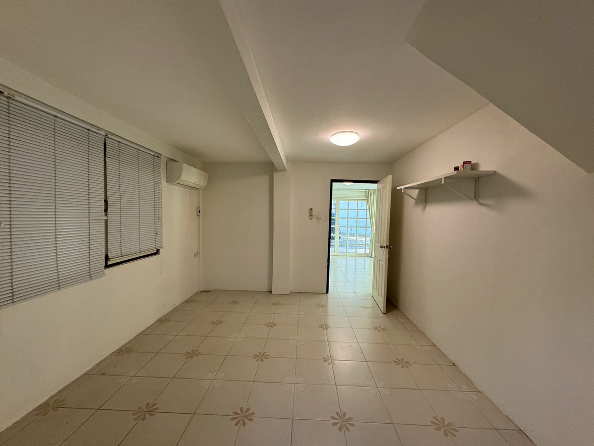 For RentHouseSukhumvit, Asoke, Thonglor : Detached House in Good Condition with Spacious Garden — Suitable for Business or Residence **NO CO-AGENT** 