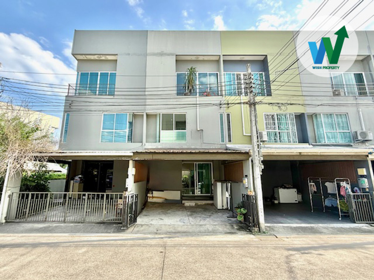 For SaleTownhomePattanakan, Srinakarin : Townhouse for sale near Patio Phatthanakan On Nut 39, lots of parking, ready to move in, near Ekkamai Airport, Thonglor.