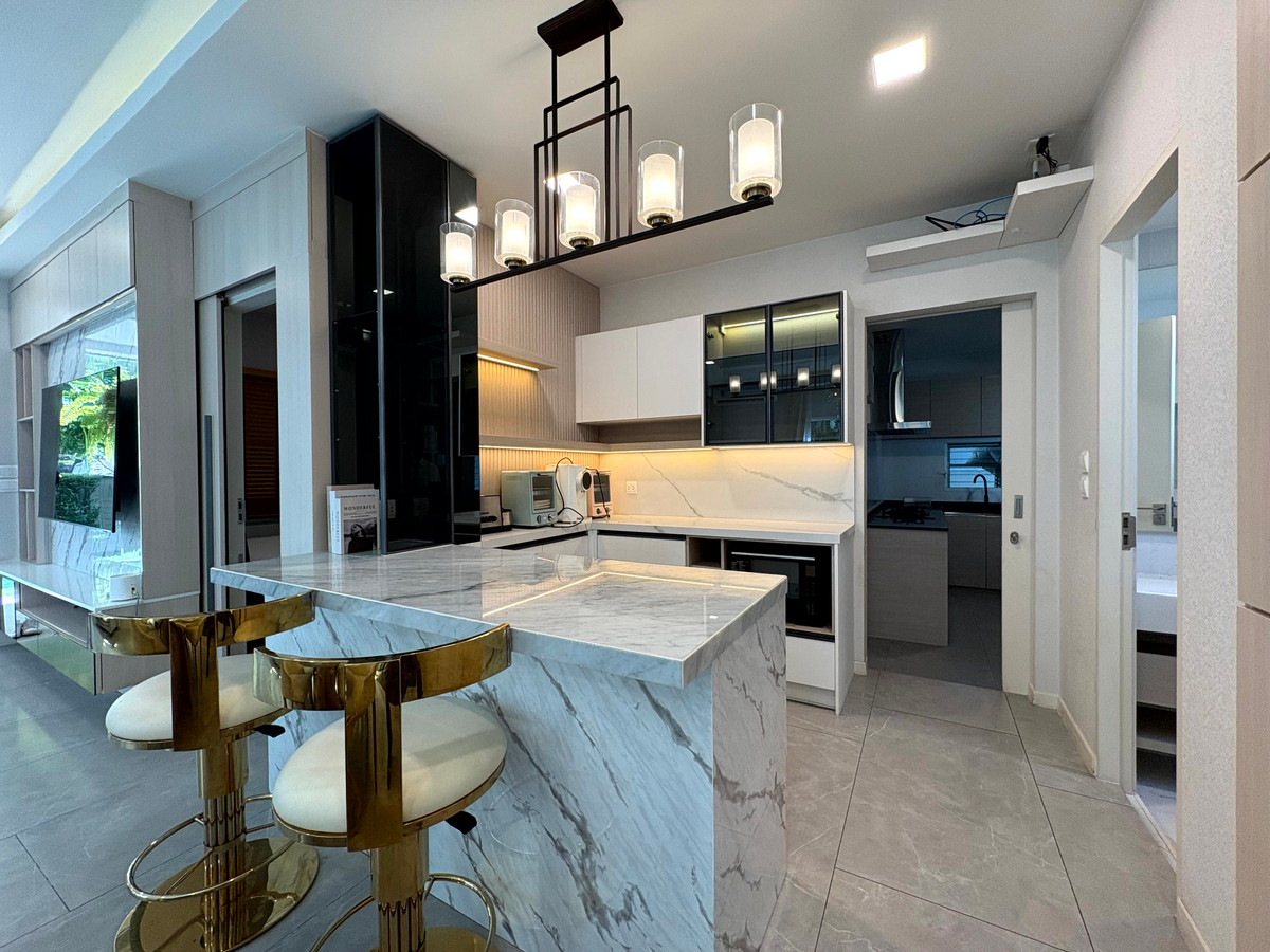 HouseLadkrabang, Suwannaphum Airport : For sale or rent: Large detached house near the clubhouse, fully furnished, ready to move in, Mantana Bangna-Wongwaen.