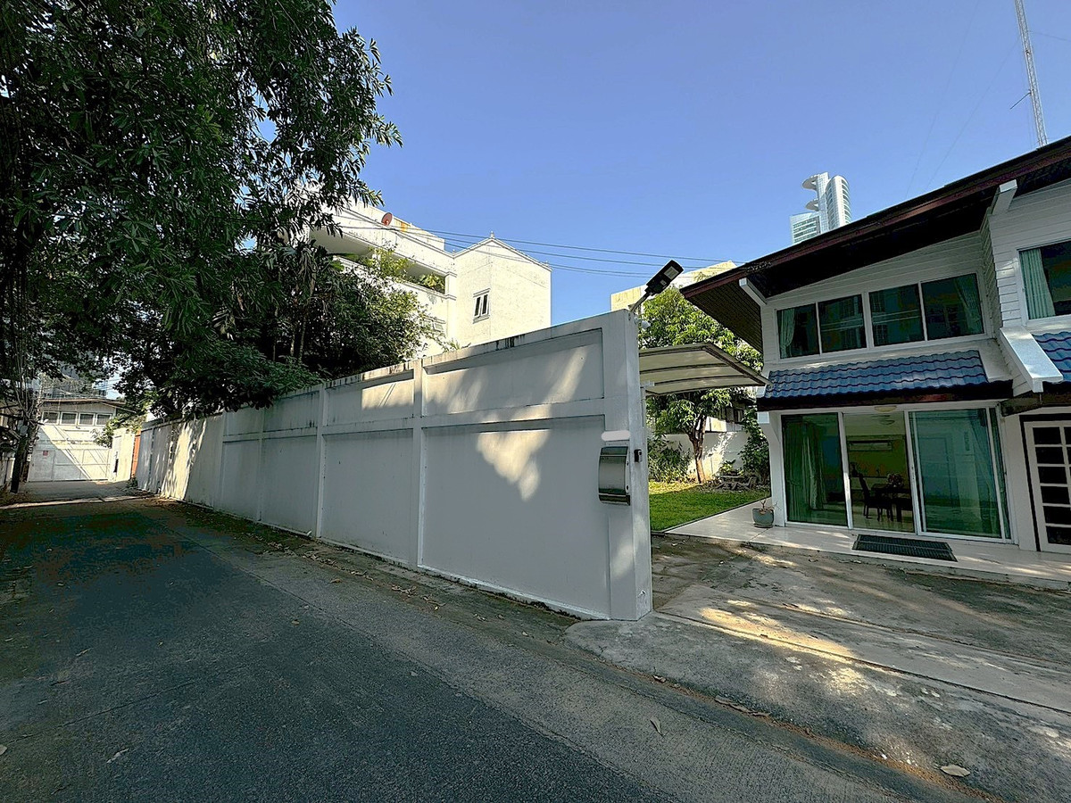 For RentHouseSukhumvit, Asoke, Thonglor : Detached House in Good Condition with Spacious Garden — Suitable for Business or Residence **NO CO-AGENT** 
