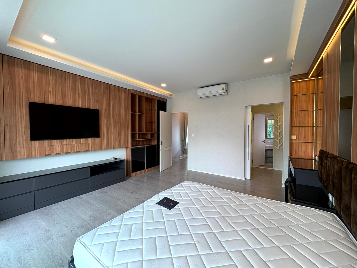 HouseLadkrabang, Suwannaphum Airport : For sale or rent: Large detached house near the clubhouse, fully furnished, ready to move in, Mantana Bangna-Wongwaen.