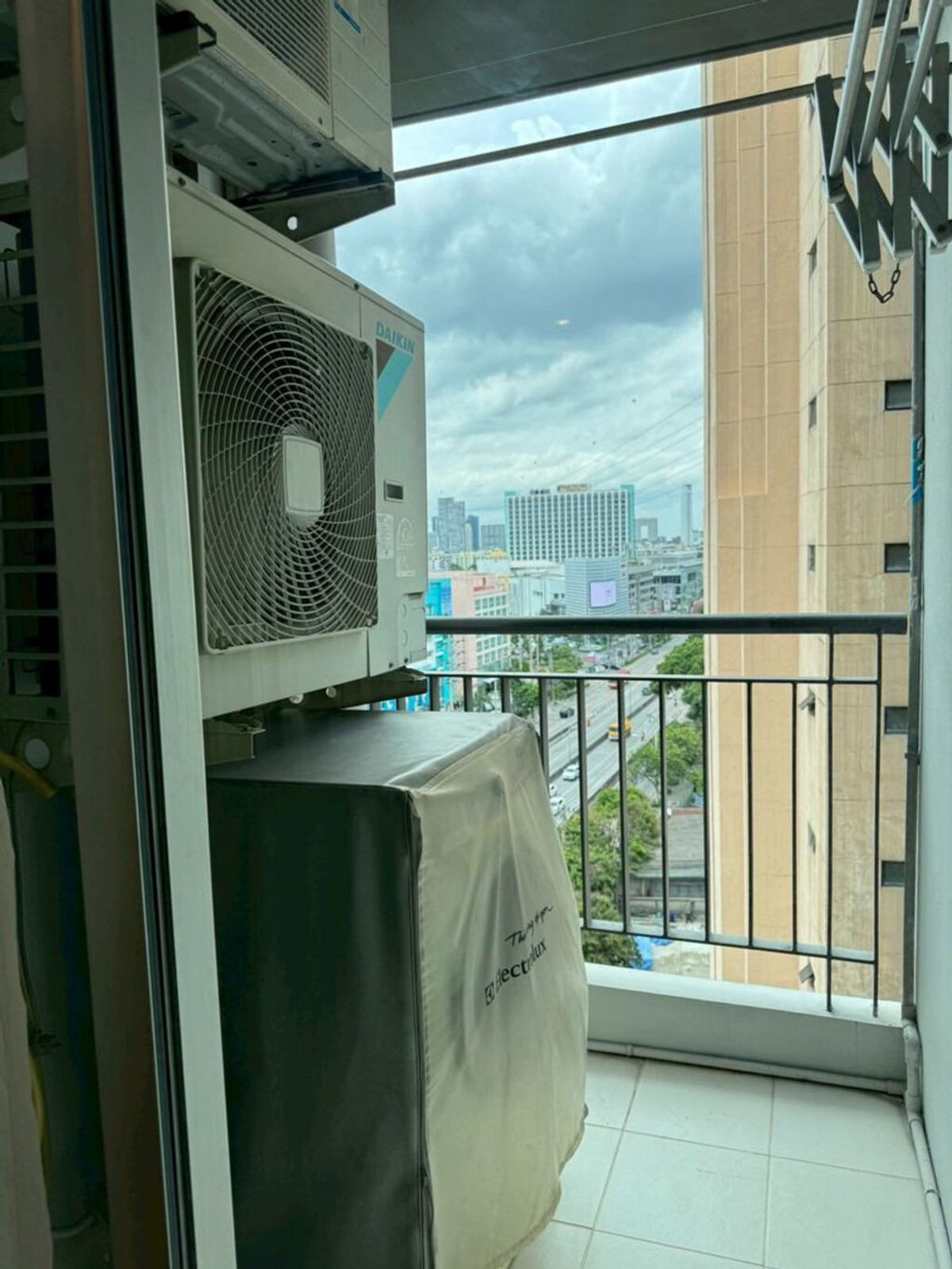 For RentCondoRatchadapisek, Huaikwang, Suttisan : For Rent Life @ Ratchada-Suthisan Unit 332/183 (No pets allowed) (2 bedrooms combined into one)