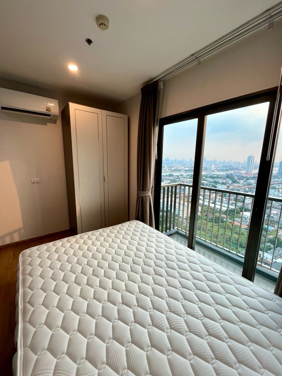 CondoPinklao, Charansanitwong : The owner posted a high floor for sale, very cheap, already renovated, ready to move in, 2 bedrooms, open view to the south.