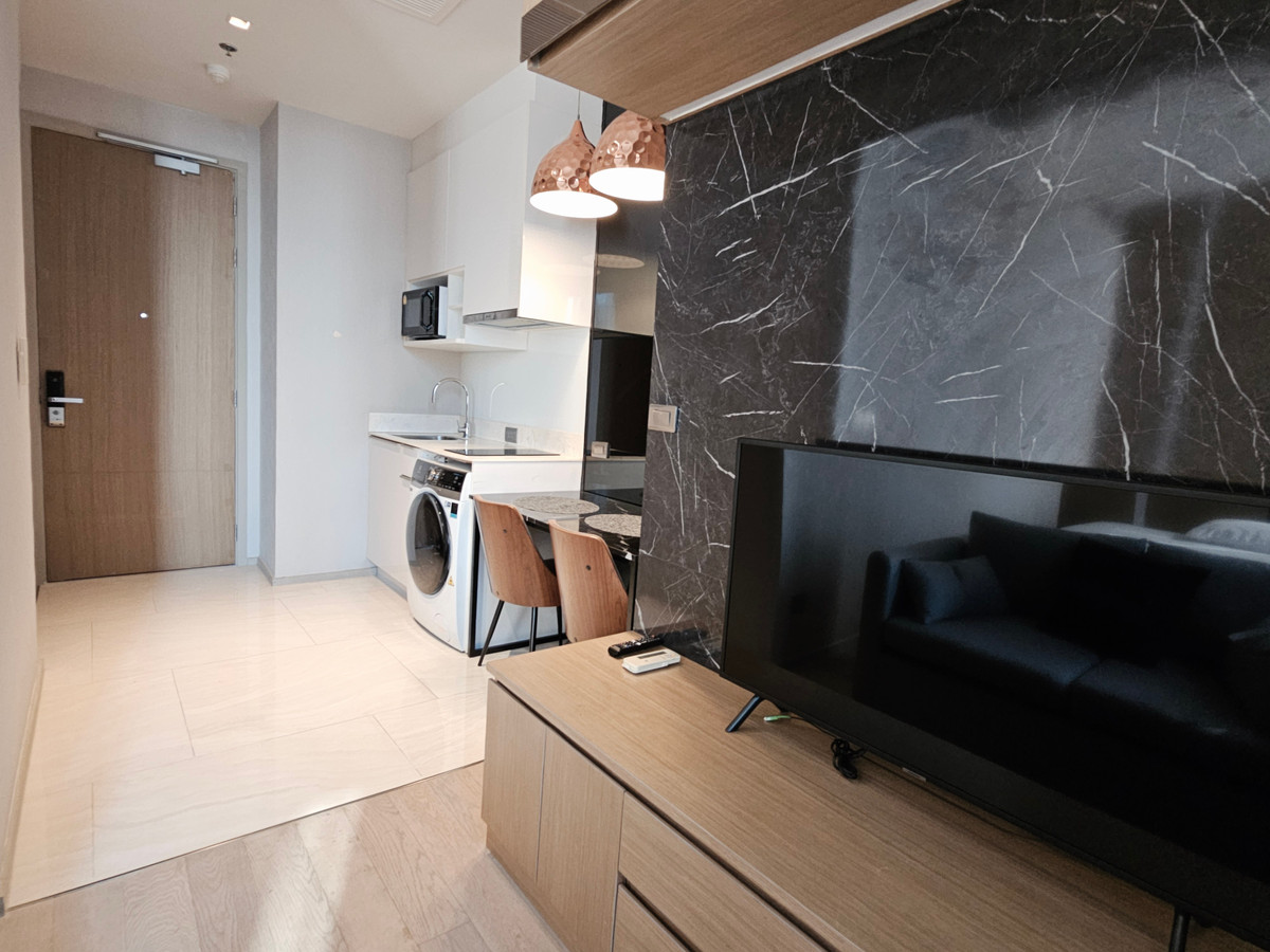 ให้เช่าคอนโดสีลม ศาลาแดง บางรัก : Ashton Silom ชั้นสูง วิวสวย 32.39 Sq,m. Fully Finished 26,000 บาท โทรเลย น้อง 096-2615656  ห้องกว้าง 32.39 ตรม. 1 นอน 1 น้ำ เฟอร์ครบ พร้อมอยู่   Location : Silom , Chongnonsi  Rental Price : 26,000 Baht  Condominium near MRT, BTS  : Silom , Chong NonsiSta