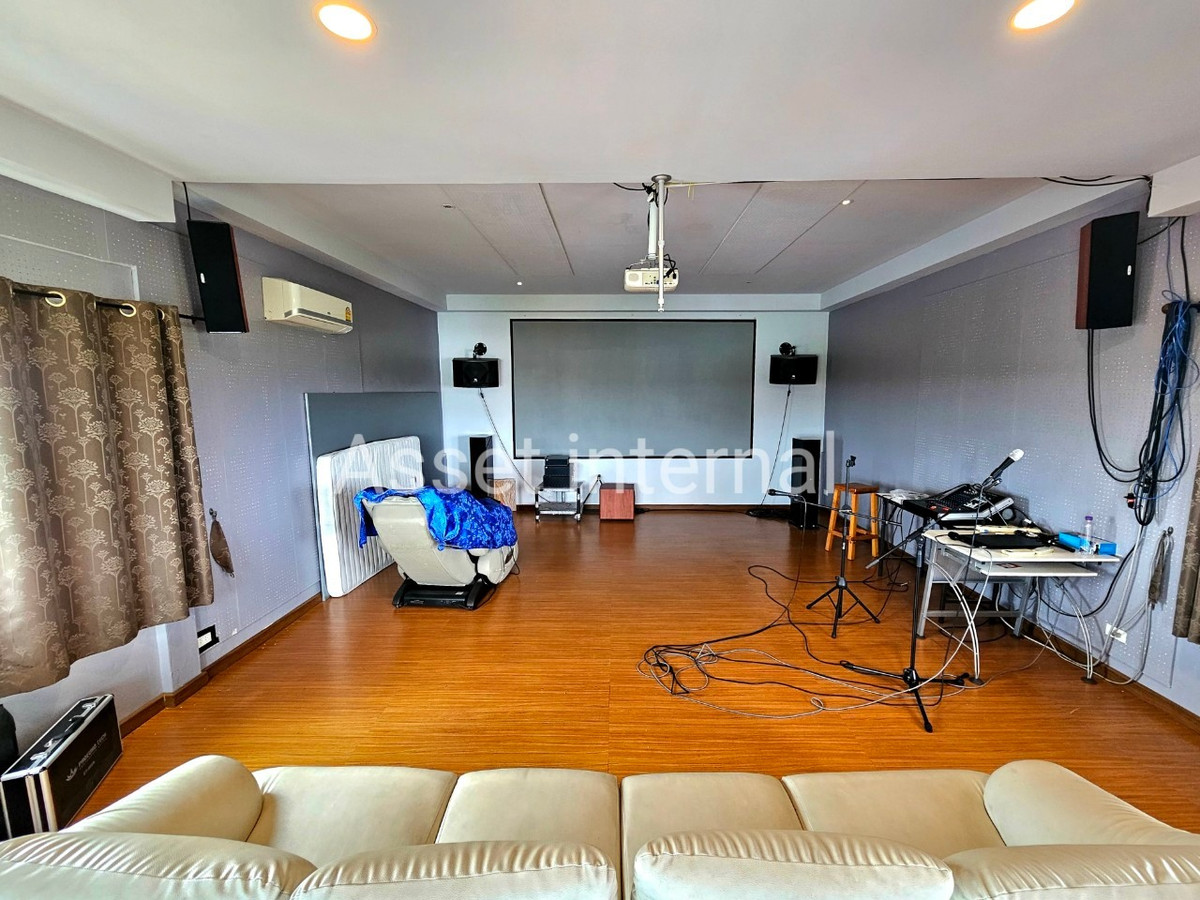 Home OfficeMin Buri, Romklao : Home Office for rent, 4 and a half storey office, area 1 rai, 10 bedrooms, 9 bathrooms, parking for 50 cars, with 16 kw solar cell panels, Saen Saep Subdistrict, Min Buri District, Bangkok