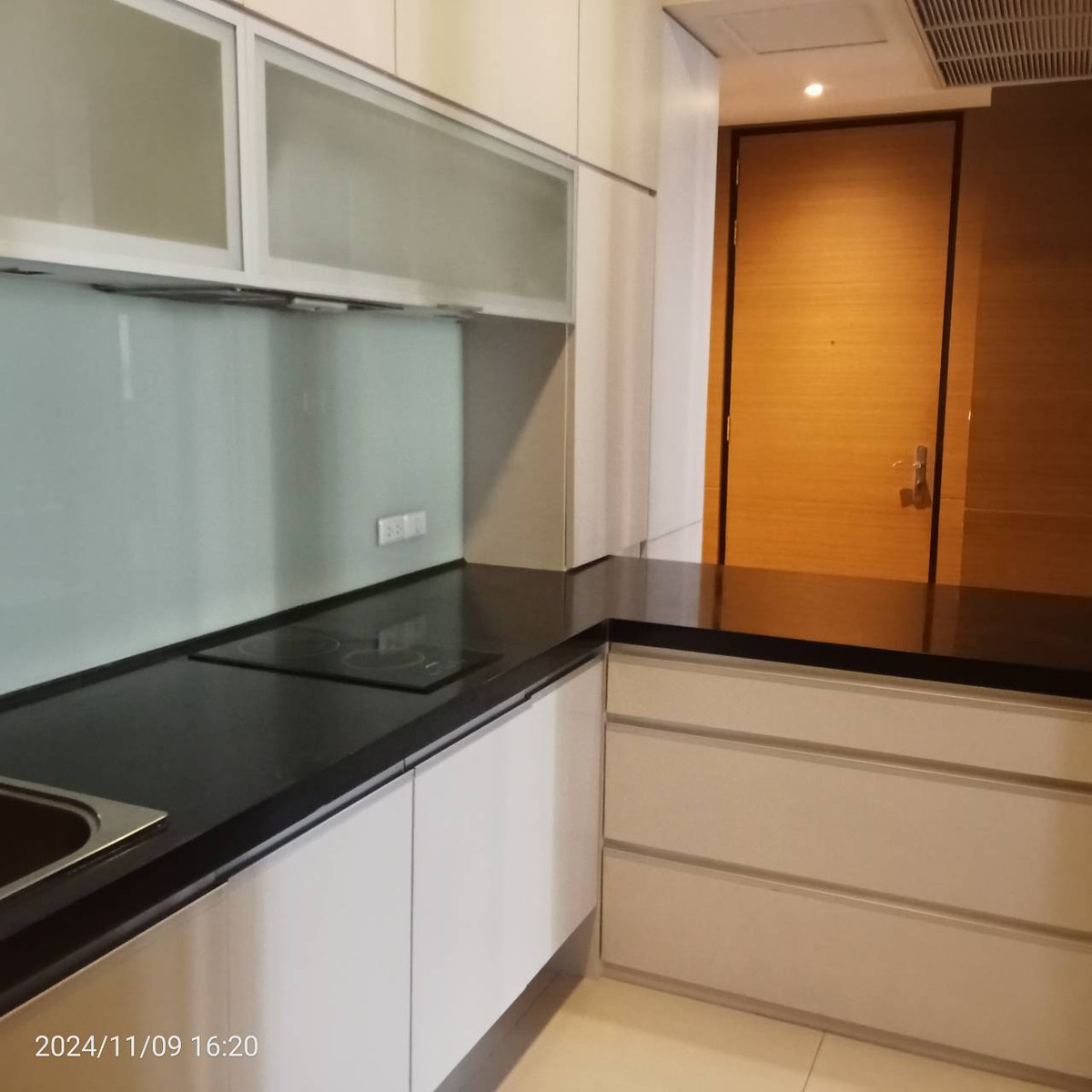 For RentCondoSukhumvit, Asoke, Thonglor : Citi Smart Sukhumvit 18 Condominium Luxury 2+1 Bedrooms for Rent