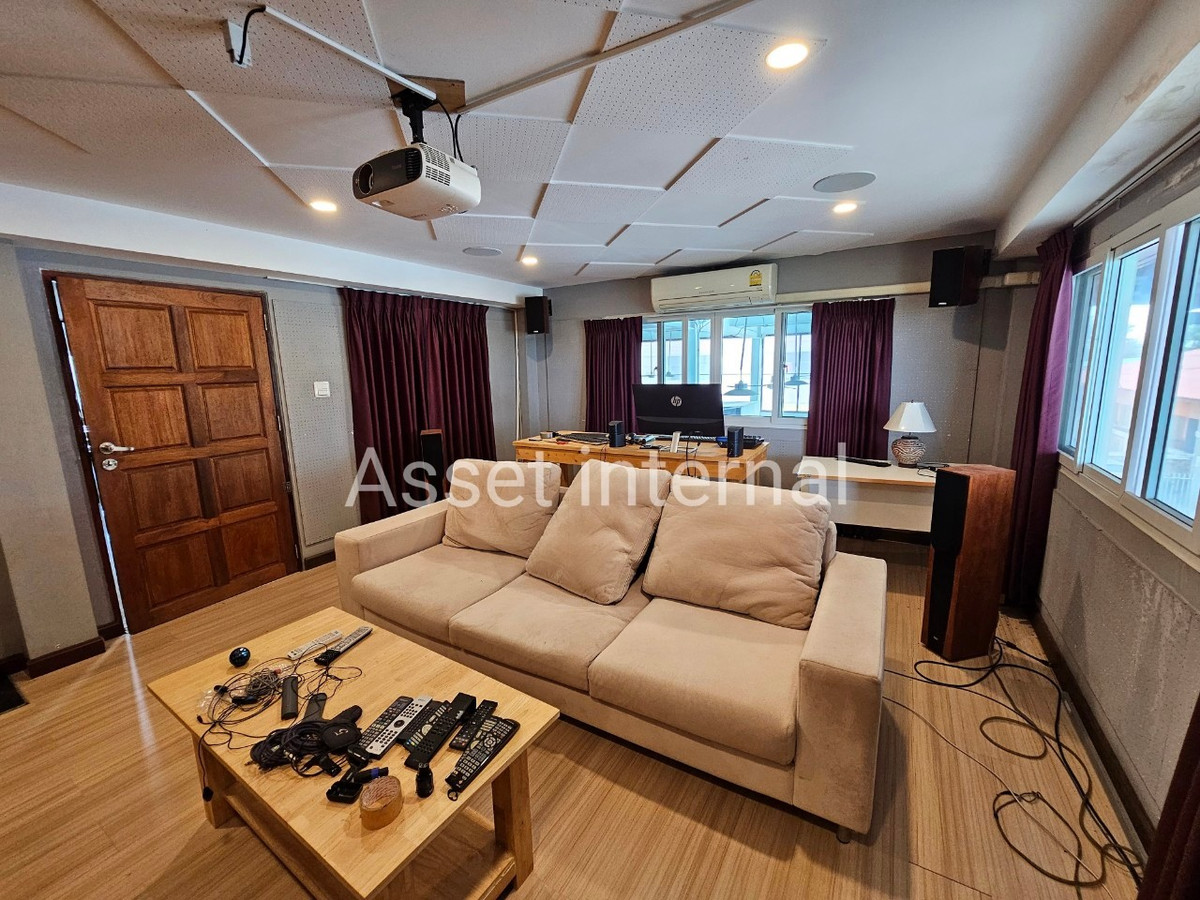 Home OfficeMin Buri, Romklao : Home Office for rent, 4 and a half storey office, area 1 rai, 10 bedrooms, 9 bathrooms, parking for 50 cars, with 16 kw solar cell panels, Saen Saep Subdistrict, Min Buri District, Bangkok