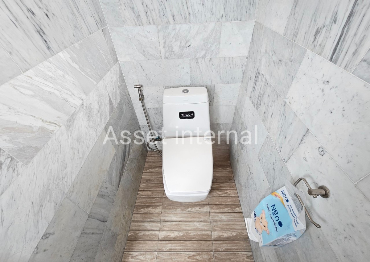 Home OfficeMin Buri, Romklao : Home Office for rent, 4 and a half storey office, area 1 rai, 10 bedrooms, 9 bathrooms, parking for 50 cars, with 16 kw solar cell panels, Saen Saep Subdistrict, Min Buri District, Bangkok