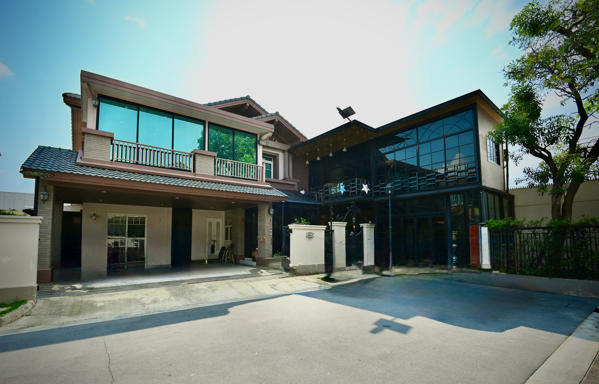 ขายบ้านบางนา แบริ่ง ลาซาล : 🔥ขายด่วนมาก🔥 บ้านหรู นันท์วัน บางนา กม7 ต่อเติม ตกแต่ง ขยายพื้นที่ใช้สอยเยอะมากๆ มีห้องพักผ่อนหลายมุม  เสนอขายเพียง ราคา 26.2 ล้านบาท (ต่อเติมบ้านไป 10 ล้านบาท)