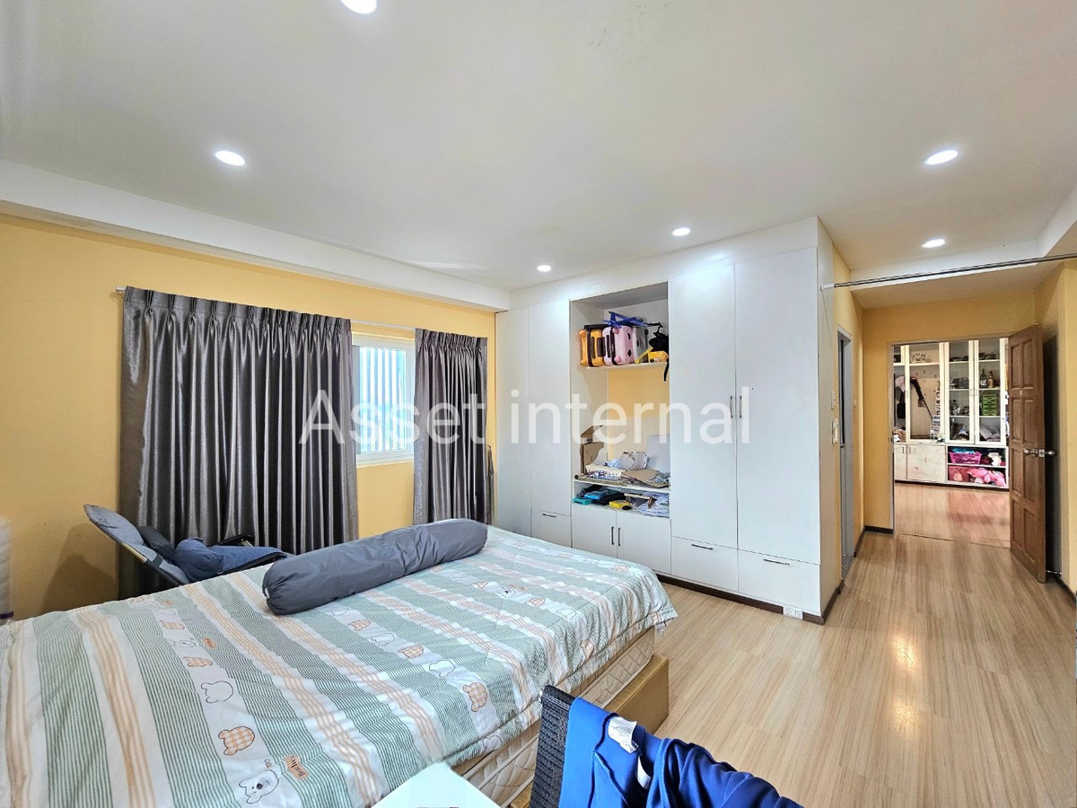 Home OfficeMin Buri, Romklao : Home Office for rent, 4 and a half storey office, area 1 rai, 10 bedrooms, 9 bathrooms, parking for 50 cars, with 16 kw solar cell panels, Saen Saep Subdistrict, Min Buri District, Bangkok