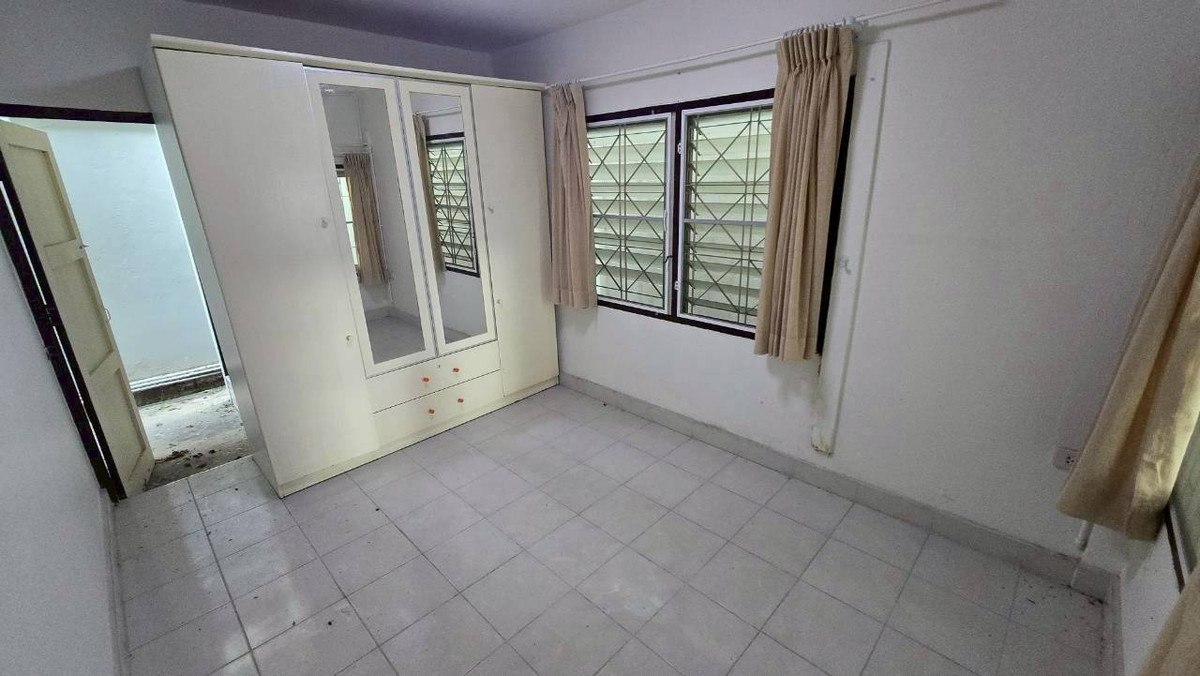 For RentHouseSukhumvit, Asoke, Thonglor : Detached House in Good Condition with Spacious Garden — Suitable for Business or Residence **NO CO-AGENT** 