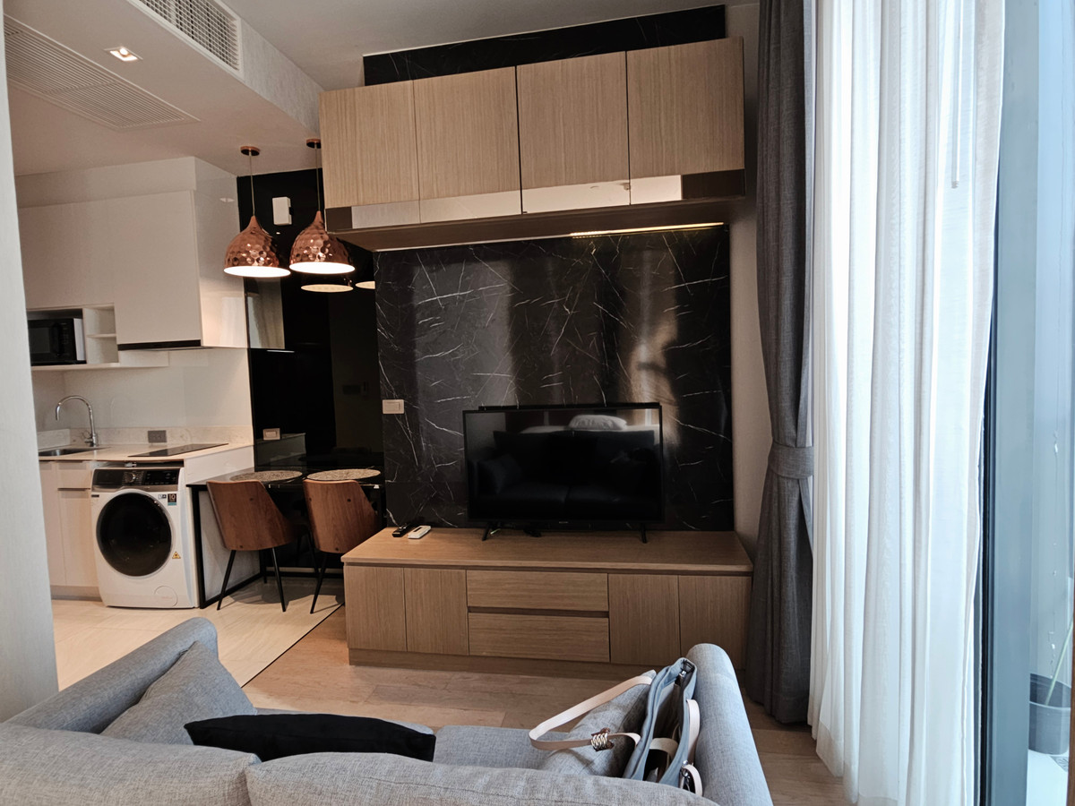 ให้เช่าคอนโดสีลม ศาลาแดง บางรัก : Ashton Silom ชั้นสูง วิวสวย 32.39 Sq,m. Fully Finished 26,000 บาท โทรเลย น้อง 096-2615656  ห้องกว้าง 32.39 ตรม. 1 นอน 1 น้ำ เฟอร์ครบ พร้อมอยู่   Location : Silom , Chongnonsi  Rental Price : 26,000 Baht  Condominium near MRT, BTS  : Silom , Chong NonsiSta