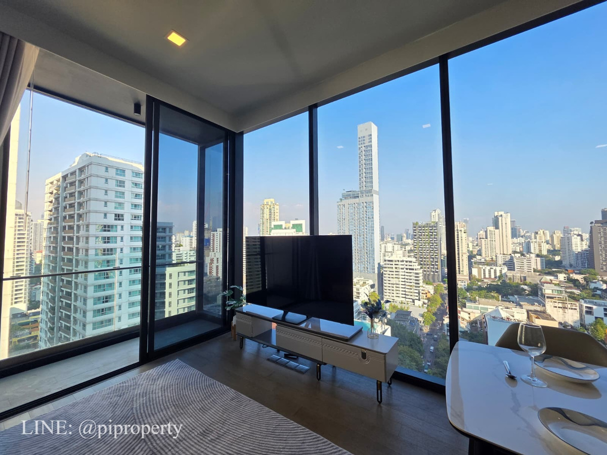 ให้เช่าคอนโดสุขุมวิท อโศก ทองหล่อ : ให้เช่าคอนโดหรู 2 ห้องนอน ชั้นสูง ในย่านอโศก ใกล้สถานีรถไฟฟ้า MRT และ BTS ห้องพักมีอ่างอาบน้ำ คอนโดหรูระดับพรีเมียมใจกลางอโศก