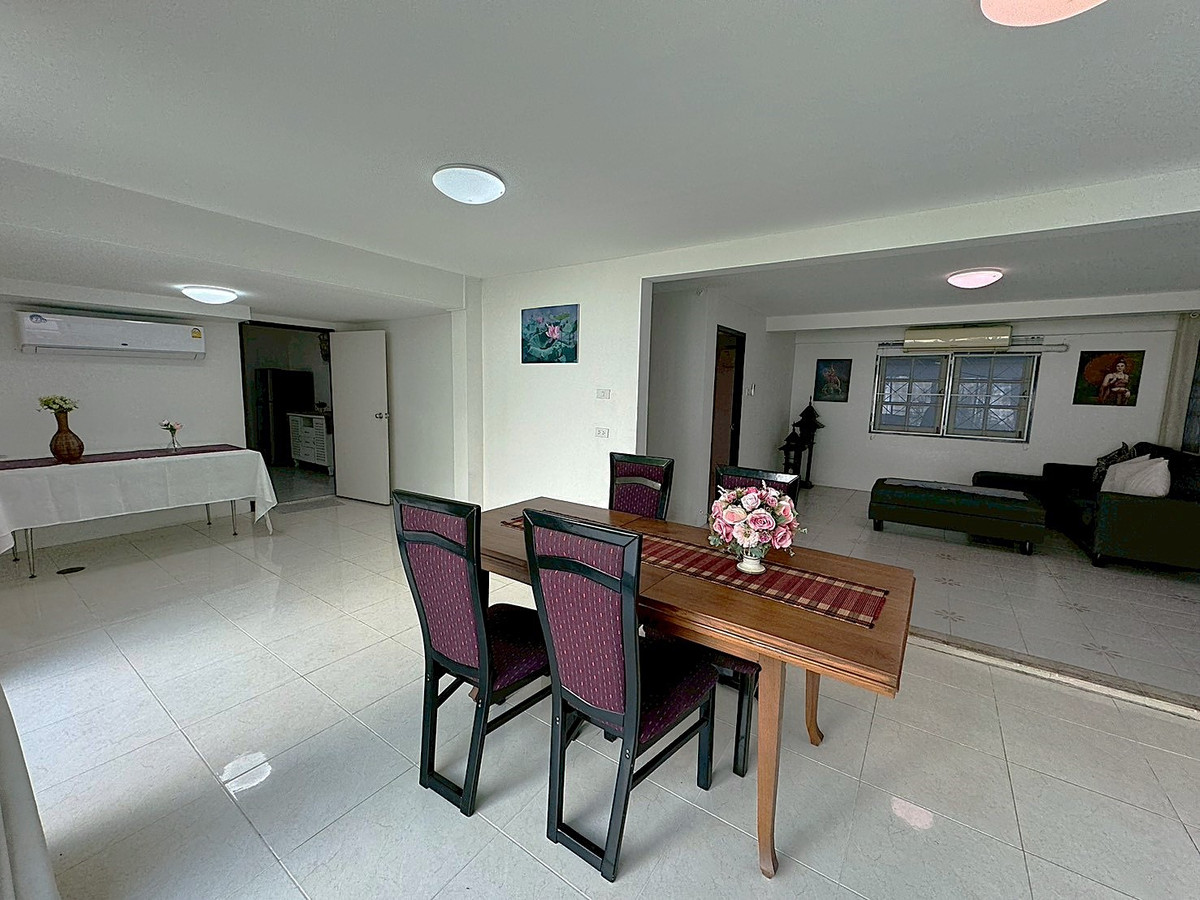 For RentHouseSukhumvit, Asoke, Thonglor : Detached House in Good Condition with Spacious Garden — Suitable for Business or Residence **NO CO-AGENT** 