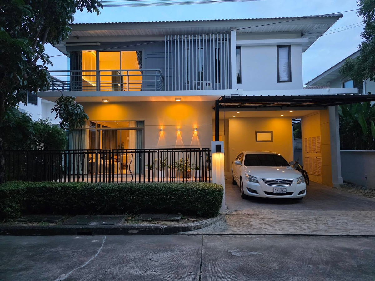 For RentHousePattanakan, Srinakarin : 2-story detached house for rent, Perfect Place  Phatthanakan-Srinakarin (On Nut 80) 3 bedrooms, very beautiful house.