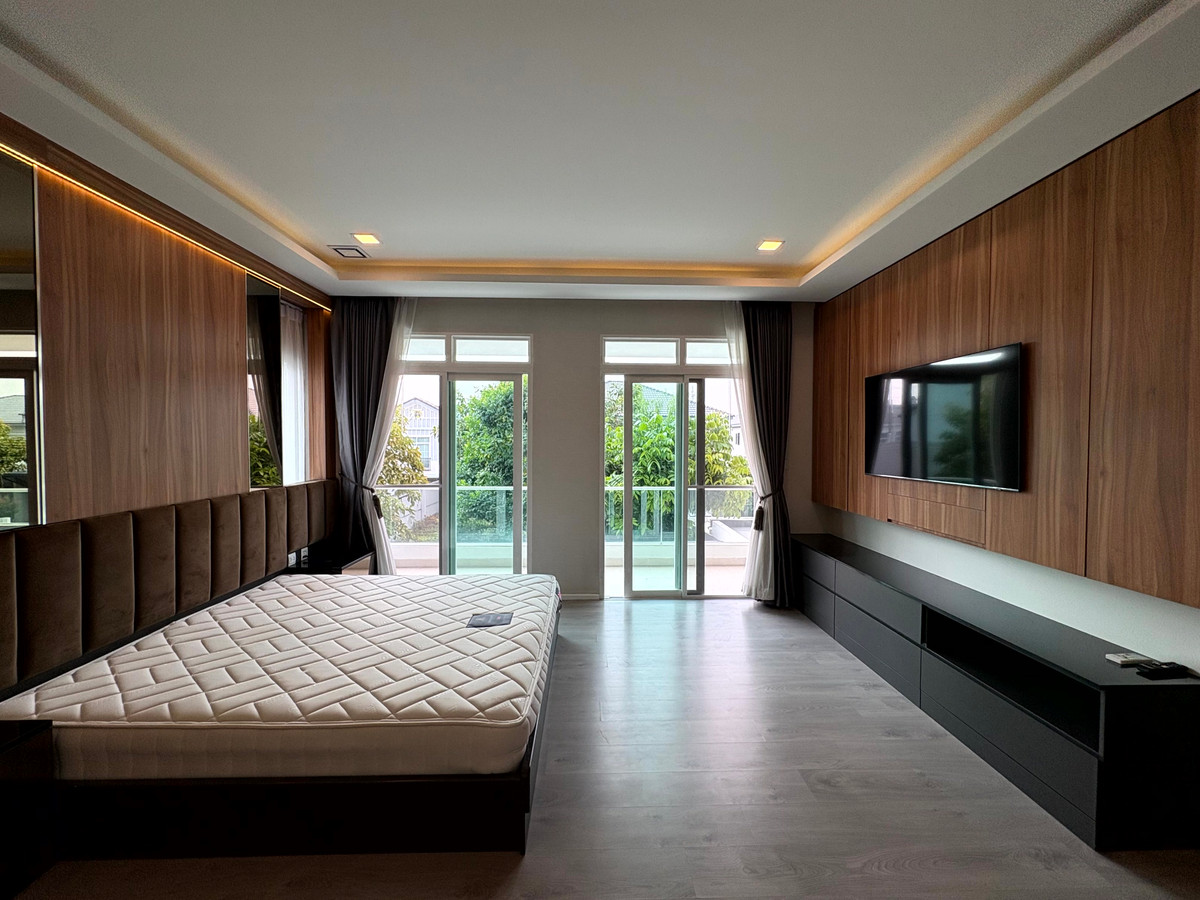 HouseLadkrabang, Suwannaphum Airport : For sale or rent: Large detached house near the clubhouse, fully furnished, ready to move in, Mantana Bangna-Wongwaen.