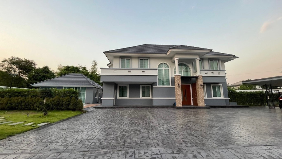 HouseYothinpattana,CDC : Sell/rent luxury house!! Very good Feng Shui, fully furnished, ready to move in, good atmosphere, has a private swimming pool, close to the mall, airport.