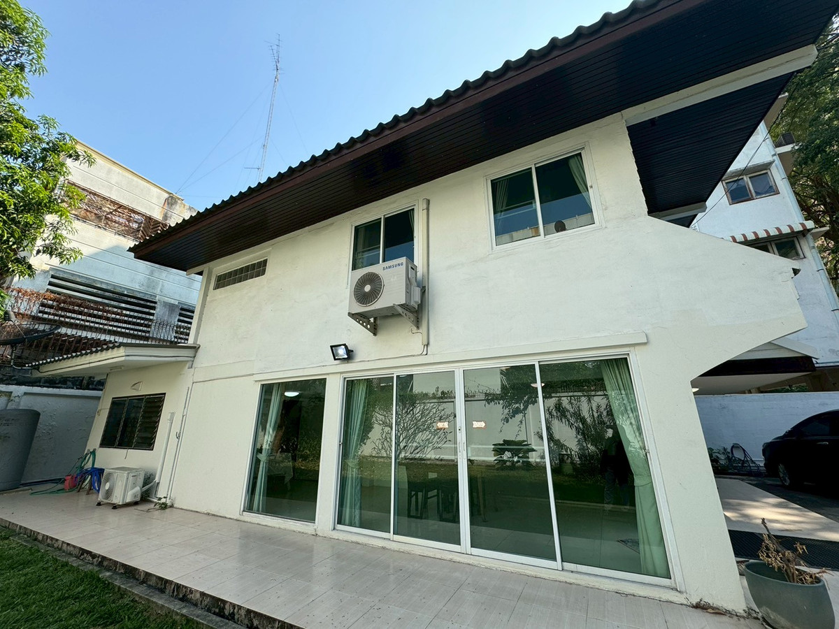 For RentHouseSukhumvit, Asoke, Thonglor : Detached House in Good Condition with Spacious Garden — Suitable for Business or Residence **NO CO-AGENT** 