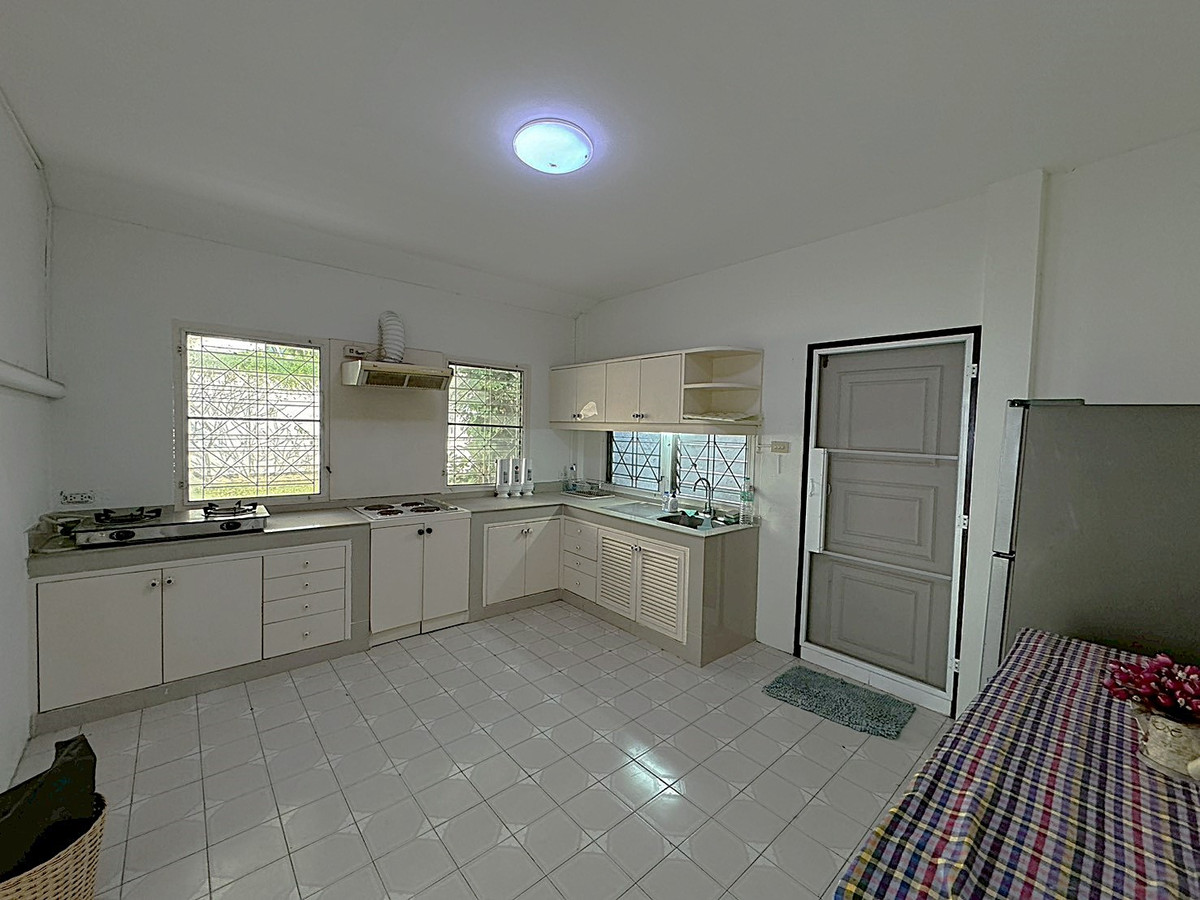 For RentHouseSukhumvit, Asoke, Thonglor : Detached House in Good Condition with Spacious Garden — Suitable for Business or Residence **NO CO-AGENT** 