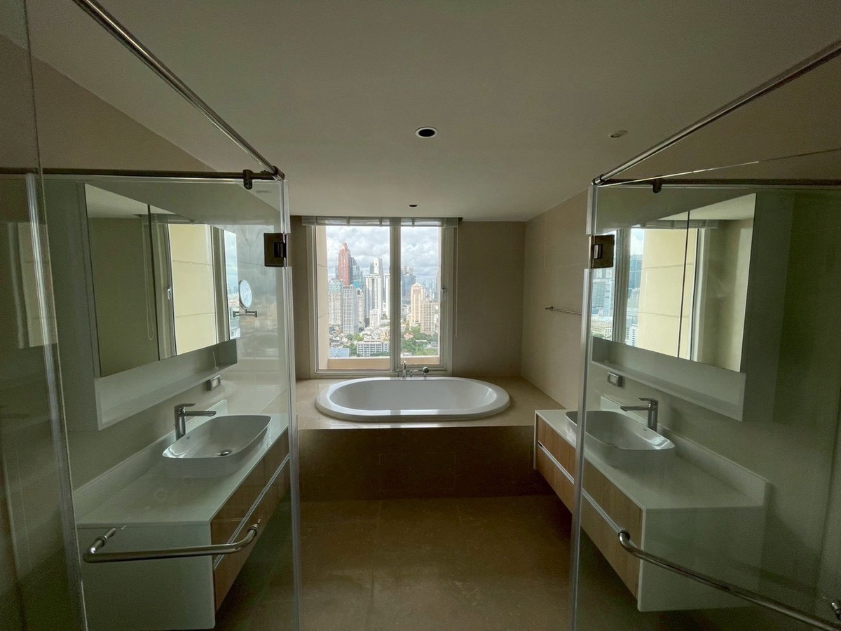 CondoSathorn, Narathiwat : Investment-Grade Luxury Condo in Sathorn High Floor Large Unit with Strong Rental Demand