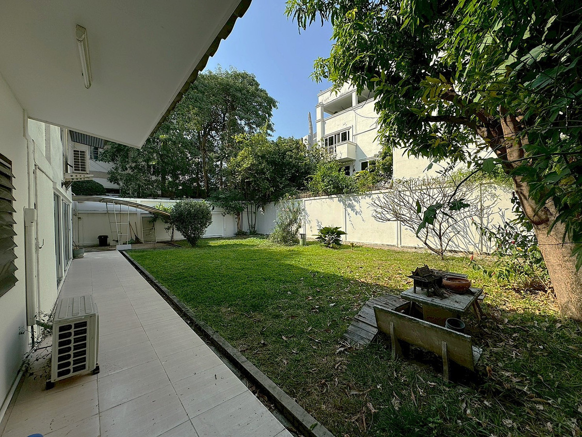 For RentHouseSukhumvit, Asoke, Thonglor : Detached House in Good Condition with Spacious Garden — Suitable for Business or Residence **NO CO-AGENT** 