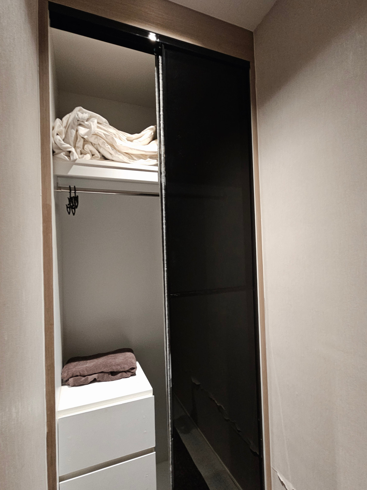 ให้เช่าคอนโดสีลม ศาลาแดง บางรัก : Ashton Silom ชั้นสูง วิวสวย 32.39 Sq,m. Fully Finished 26,000 บาท โทรเลย น้อง 096-2615656  ห้องกว้าง 32.39 ตรม. 1 นอน 1 น้ำ เฟอร์ครบ พร้อมอยู่   Location : Silom , Chongnonsi  Rental Price : 26,000 Baht  Condominium near MRT, BTS  : Silom , Chong NonsiSta