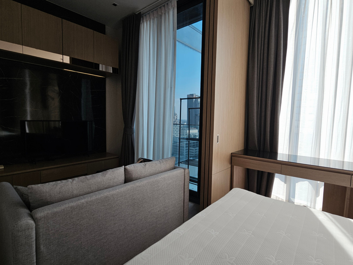 ให้เช่าคอนโดสีลม ศาลาแดง บางรัก : Ashton Silom ชั้นสูง วิวสวย 32.39 Sq,m. Fully Finished 26,000 บาท โทรเลย น้อง 096-2615656  ห้องกว้าง 32.39 ตรม. 1 นอน 1 น้ำ เฟอร์ครบ พร้อมอยู่   Location : Silom , Chongnonsi  Rental Price : 26,000 Baht  Condominium near MRT, BTS  : Silom , Chong NonsiSta