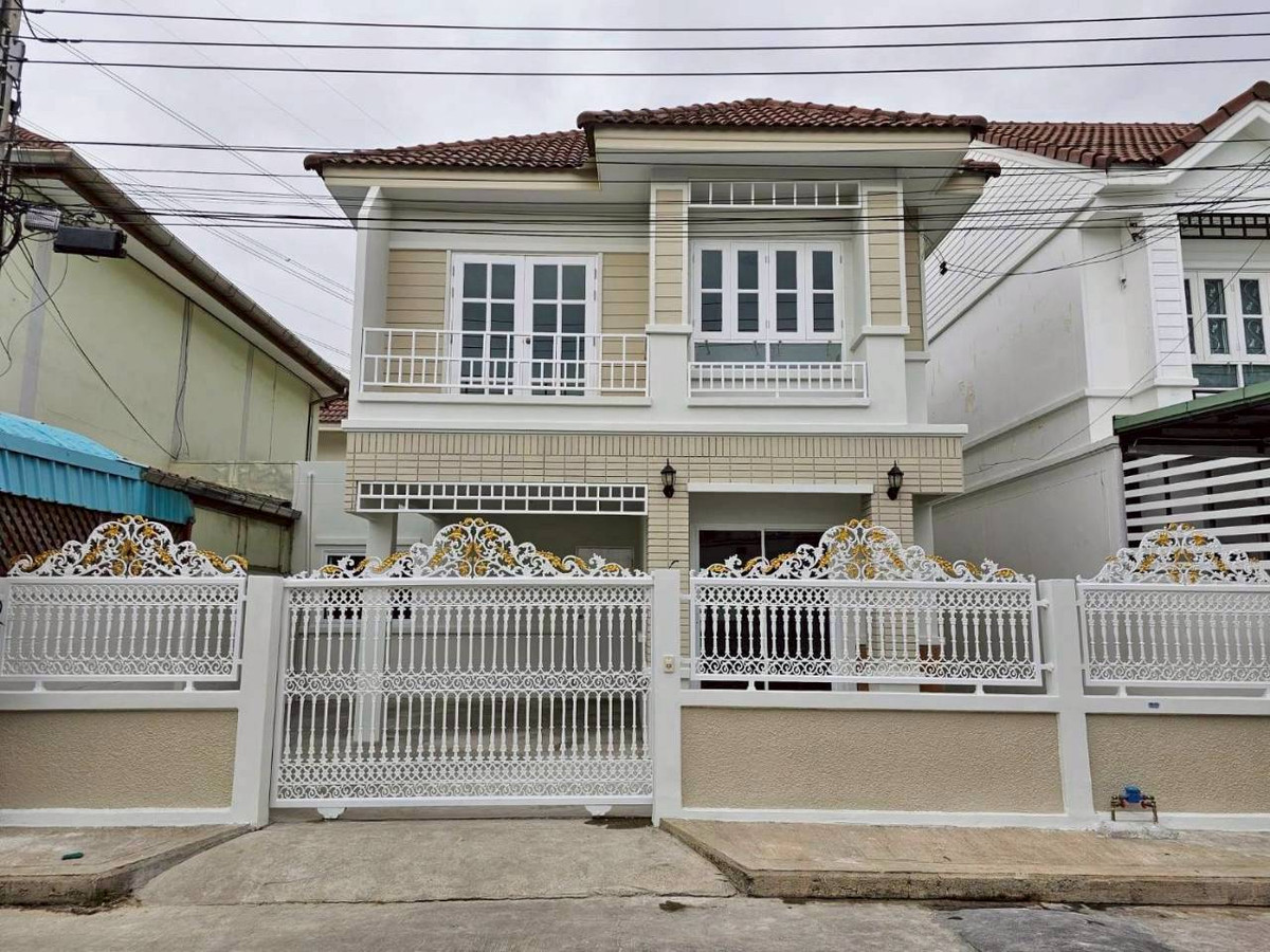 For RentHouseRama 2, Bang Khun Thian : 🔥🏡 Twin house for rent Renovated the whole house! Live comfortably like a new home. At a good price 📍 Sinthawee Project Tha Kham 1 - Rama 2 35 sq m. • 3 bedrooms | 3 bathrooms