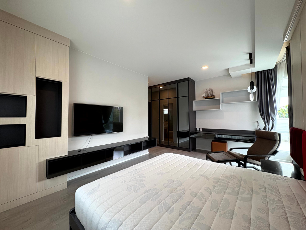 HouseLadkrabang, Suwannaphum Airport : For sale or rent: Large detached house near the clubhouse, fully furnished, ready to move in, Mantana Bangna-Wongwaen.