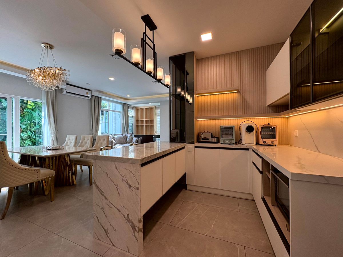 HouseLadkrabang, Suwannaphum Airport : For sale or rent: Large detached house near the clubhouse, fully furnished, ready to move in, Mantana Bangna-Wongwaen.