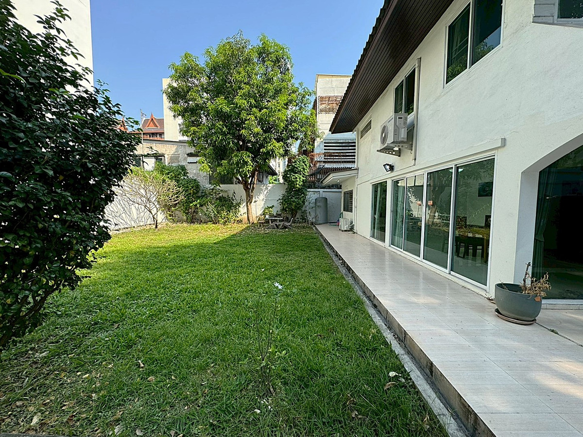 For RentHouseSukhumvit, Asoke, Thonglor : Detached House in Good Condition with Spacious Garden — Suitable for Business or Residence **NO CO-AGENT** 
