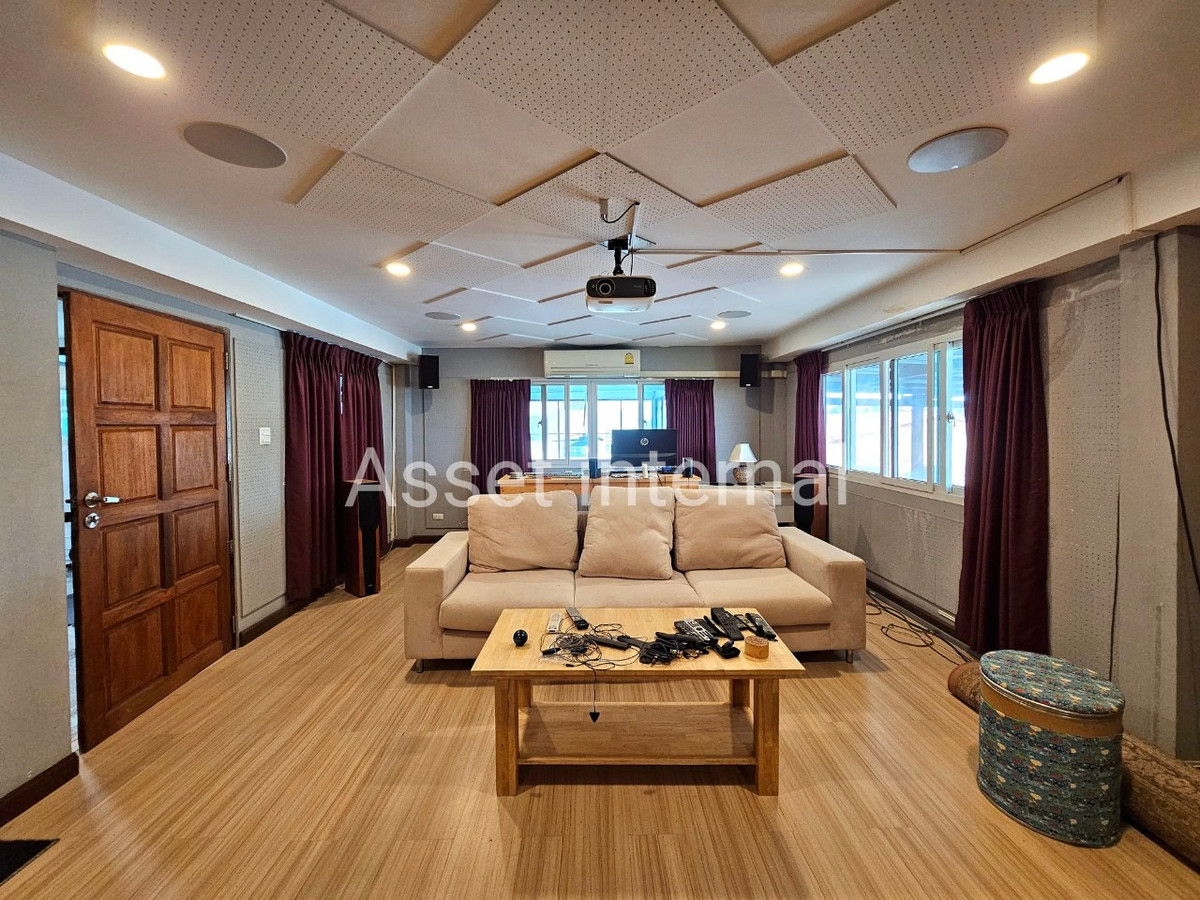 Home OfficeMin Buri, Romklao : Home Office for rent, 4 and a half storey office, area 1 rai, 10 bedrooms, 9 bathrooms, parking for 50 cars, with 16 kw solar cell panels, Saen Saep Subdistrict, Min Buri District, Bangkok