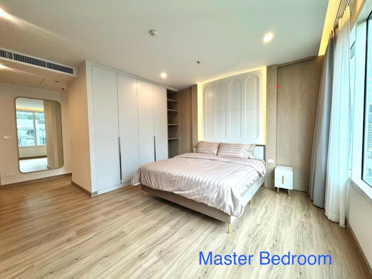 For RentCondoSilom, Saladaeng, Bangrak : 🔥For Rent Now!🔥 The Royal Saladaeng Luxury Condo, 3 bedrooms, 3 bathrooms, in the heart of Silom. Newly renovated unit, never been rented before. All furniture and appliances are brand new❗