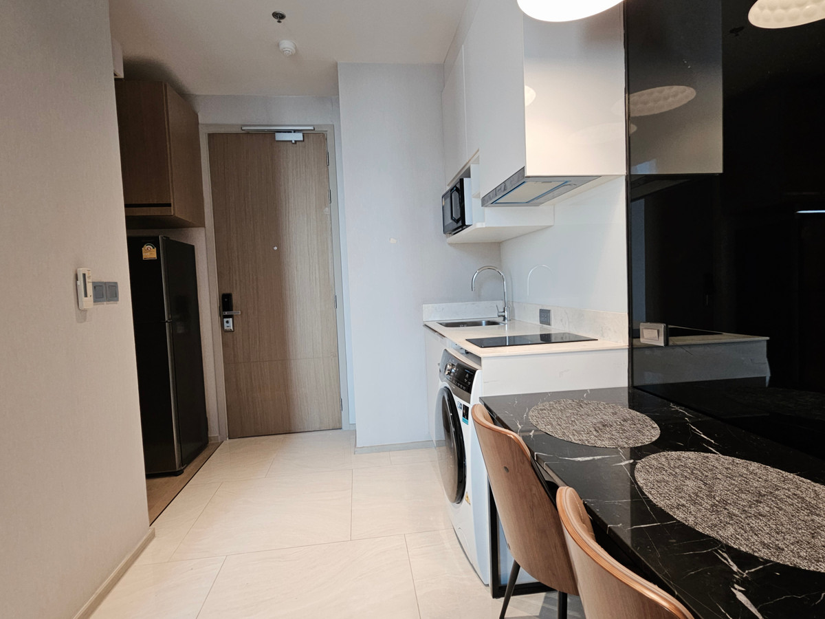 ให้เช่าคอนโดสีลม ศาลาแดง บางรัก : Ashton Silom ชั้นสูง วิวสวย 32.39 Sq,m. Fully Finished 26,000 บาท โทรเลย น้อง 096-2615656  ห้องกว้าง 32.39 ตรม. 1 นอน 1 น้ำ เฟอร์ครบ พร้อมอยู่   Location : Silom , Chongnonsi  Rental Price : 26,000 Baht  Condominium near MRT, BTS  : Silom , Chong NonsiSta