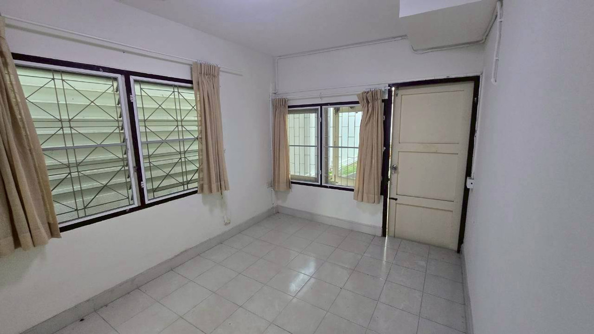 For RentHouseSukhumvit, Asoke, Thonglor : Detached House in Good Condition with Spacious Garden — Suitable for Business or Residence **NO CO-AGENT** 