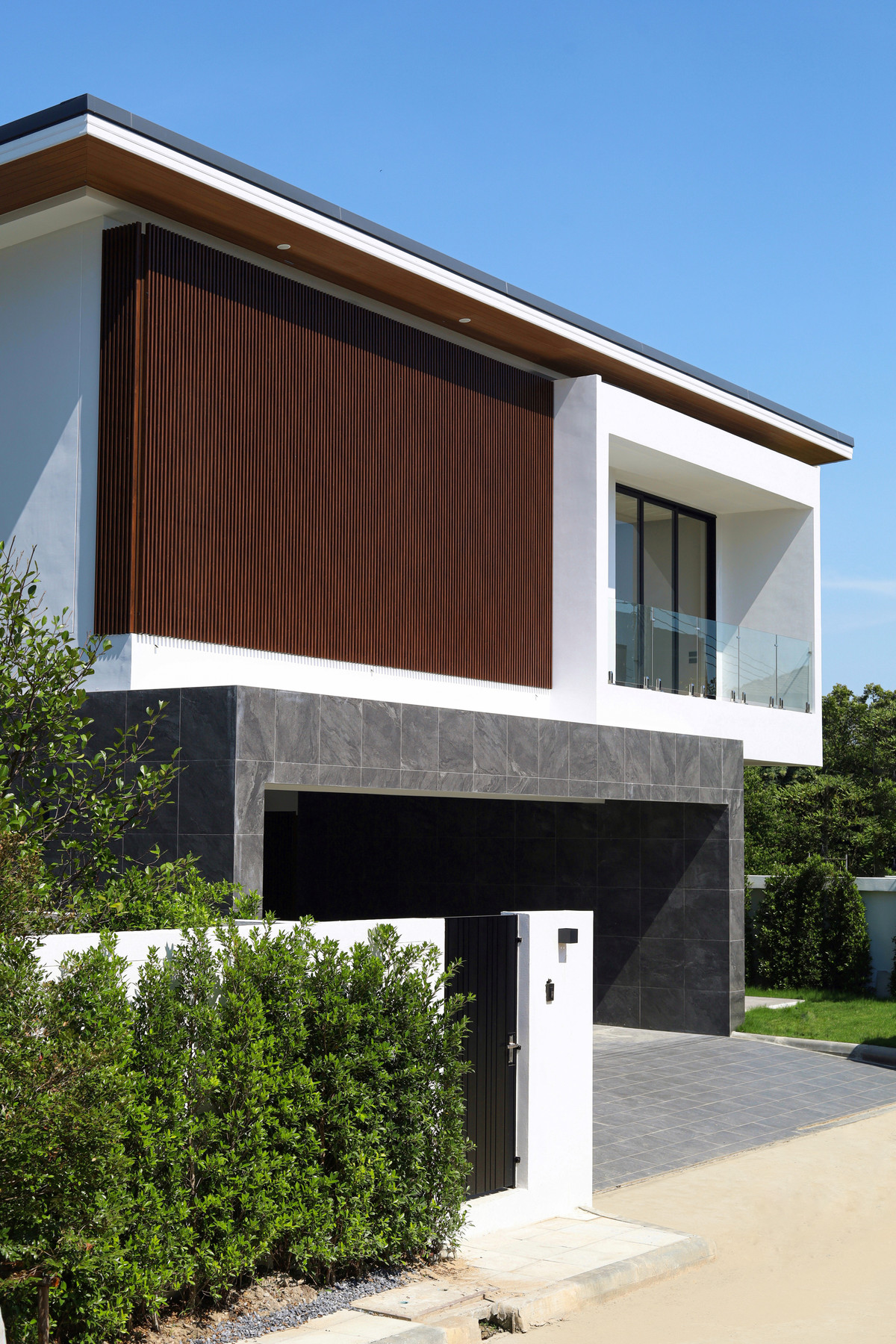 ขายบ้านพัฒนาการ ศรีนครินทร์ : บ้านเดี่ยว 2 ชั้น 4ห้องนอน บนที่ดินขนาด 112 ตร.ว. พื้นที่ใช้สอย 416 ตร.ม. สุดเอ็กซ์คลูซีฟ เพียง 2 ยูนิตเท่านั้น  ใกล้ศูนย์การค้าชั้นนำ Megabangna (10 นาที)