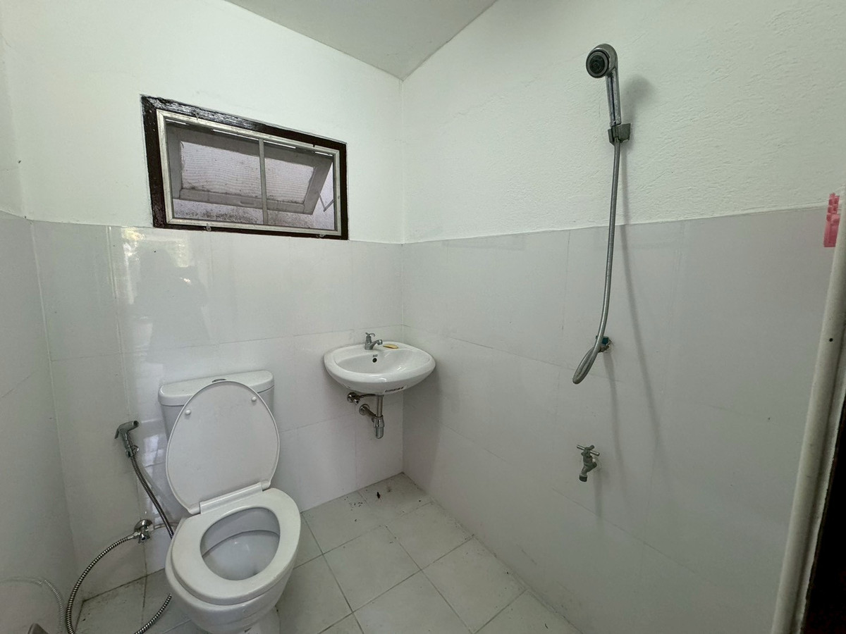 For RentHouseSukhumvit, Asoke, Thonglor : Detached House in Good Condition with Spacious Garden — Suitable for Business or Residence **NO CO-AGENT** 