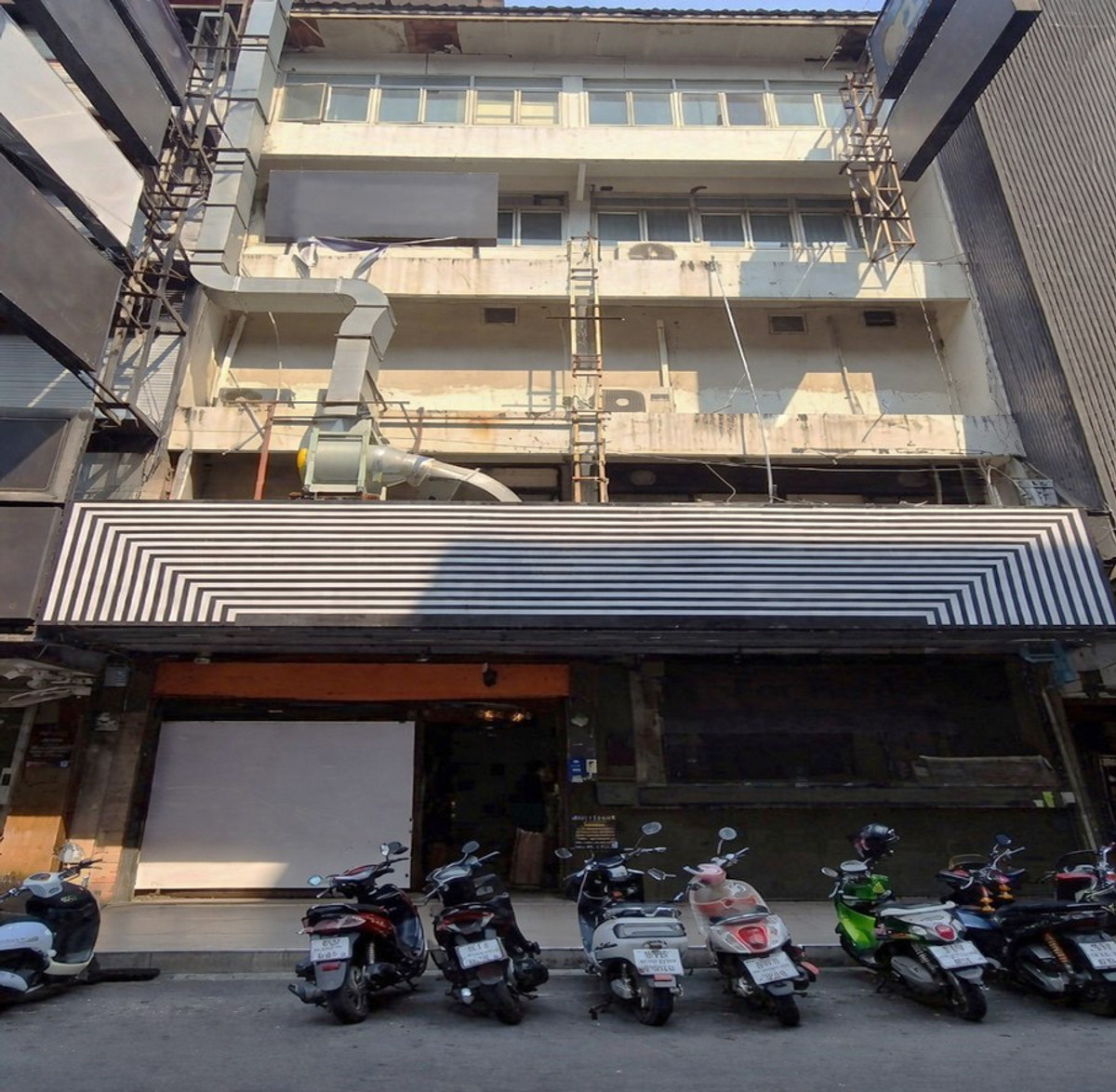 For RentShop HouseSilom, Saladaeng, Bangrak : Commercial Building in the Heart of Silom – Ideal for Business ** NO CO-AGENT ** 