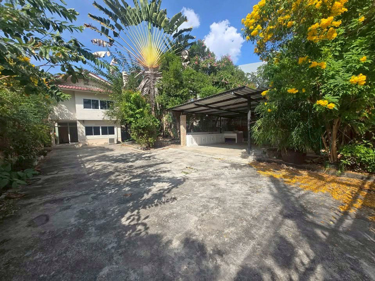 For RentHouseSathorn, Narathiwat : LTHC14161 – House for Rent | Sathorn 13 | 200+ sqm | 7 Beds 3 Baths | Near BTS Saint Louis | 90K/Month | House for rent Sathorn 13