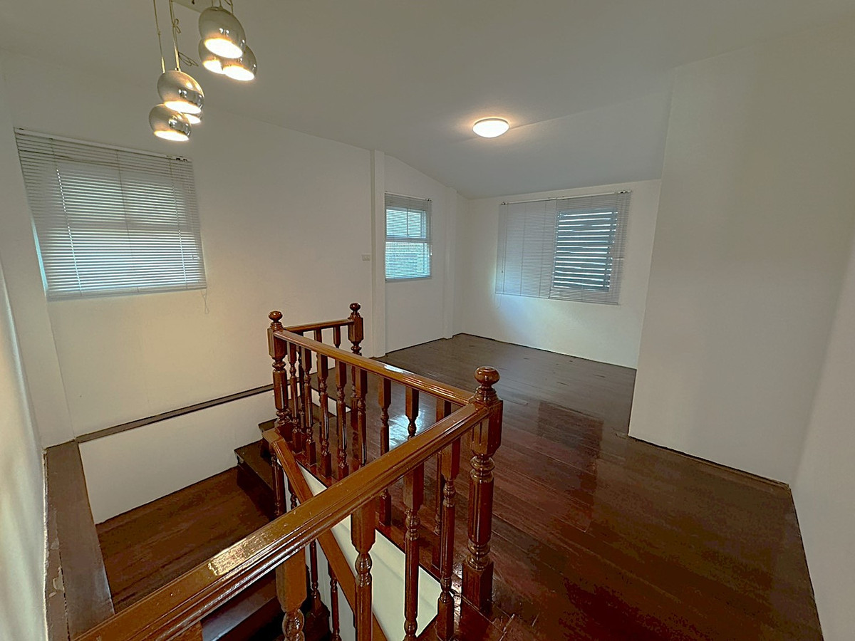 For RentHouseSukhumvit, Asoke, Thonglor : Detached House in Good Condition with Spacious Garden — Suitable for Business or Residence **NO CO-AGENT** 