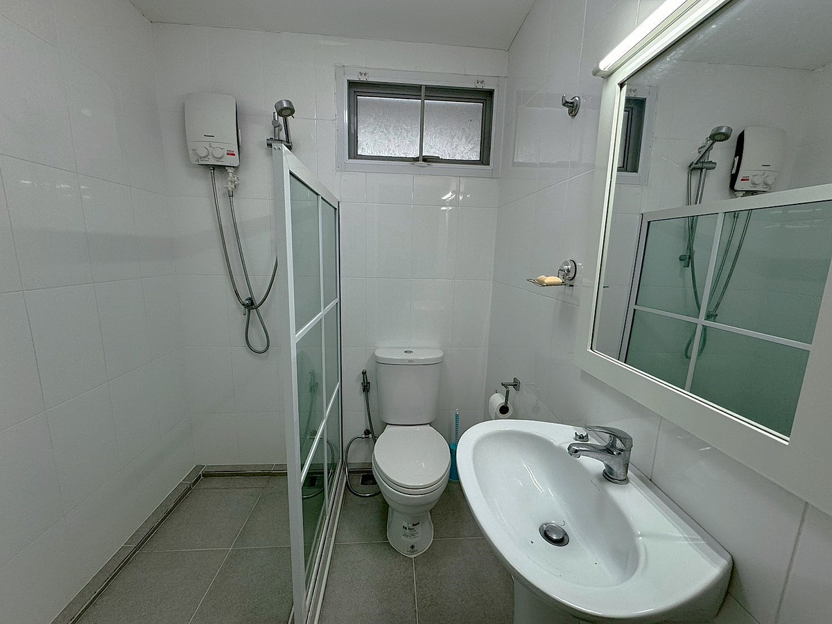 For RentHouseSukhumvit, Asoke, Thonglor : Detached House in Good Condition with Spacious Garden — Suitable for Business or Residence **NO CO-AGENT** 