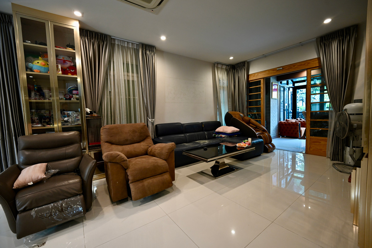 For SaleHouseBangna, Bearing, Lasalle : 🔥Very urgent sale🔥 Luxury house Nanwan Bangna KM 7, adding on, decorating, expanding the usable space a lot. There are many rooms to relax in. Offered for sale at only 26.2 million baht (house addition 10 million baht).