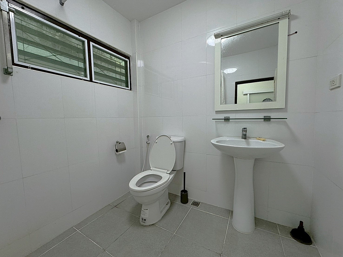 For RentHouseSukhumvit, Asoke, Thonglor : Detached House in Good Condition with Spacious Garden — Suitable for Business or Residence **NO CO-AGENT** 