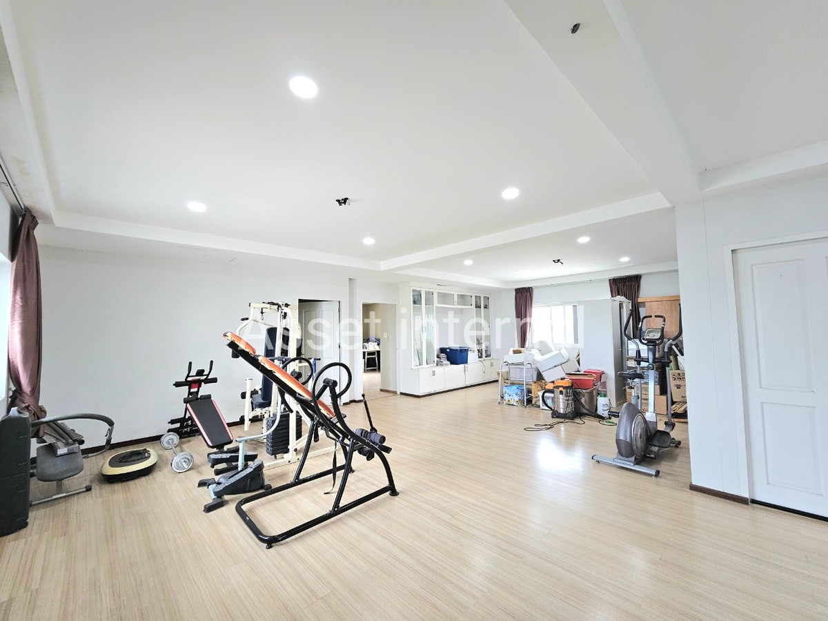 Home OfficeMin Buri, Romklao : Home Office for rent, 4 and a half storey office, area 1 rai, 10 bedrooms, 9 bathrooms, parking for 50 cars, with 16 kw solar cell panels, Saen Saep Subdistrict, Min Buri District, Bangkok