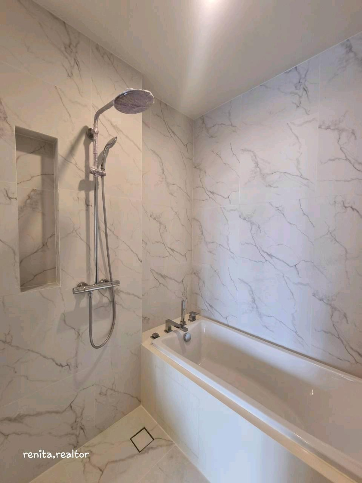 ให้เช่าคอนโดสุขุมวิท อโศก ทองหล่อ : ปล่อยเช่าคอนโดหรู AESTIQ Thonglor – ห้องสวย เลี้ยงสัตว์ได้ (Pet-Friendly) ใจกลางทองหล่อ! 🐾✨