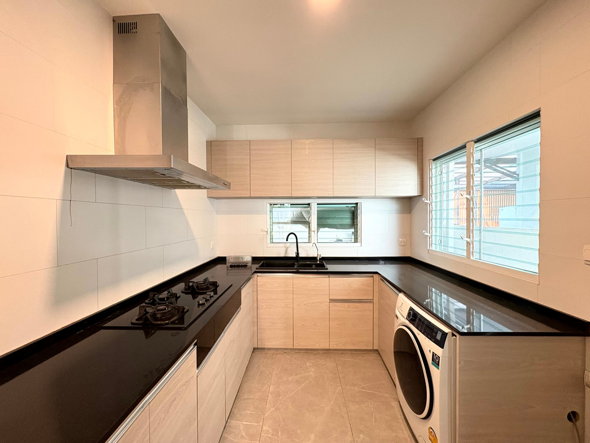 HouseLadkrabang, Suwannaphum Airport : For sale or rent: Large detached house near the clubhouse, fully furnished, ready to move in, Mantana Bangna-Wongwaen.